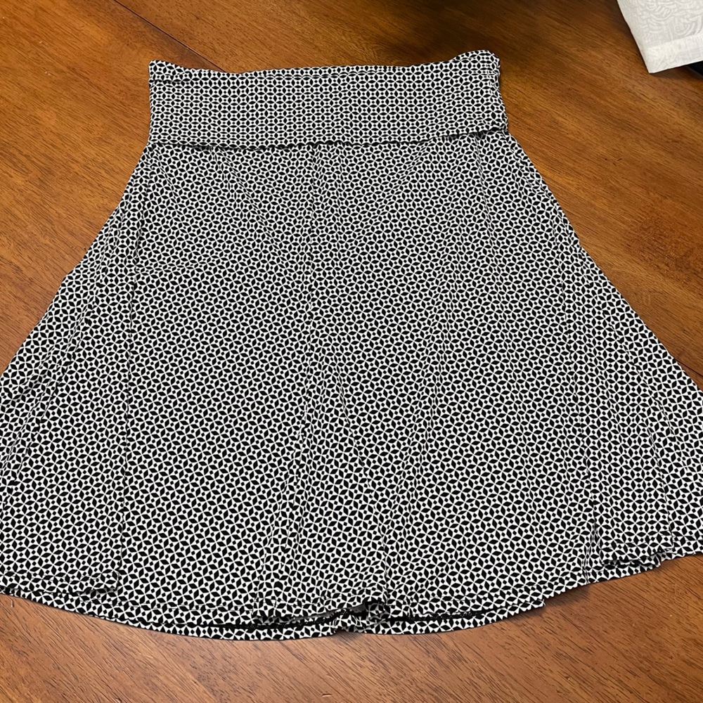 Max Studio Black and White Swing Skirt size S